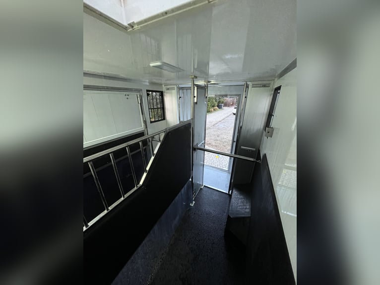 Carrozza Peugeot Boxer 2024, con soli 29.000 km, nuova configurazione, ancora in garanzia