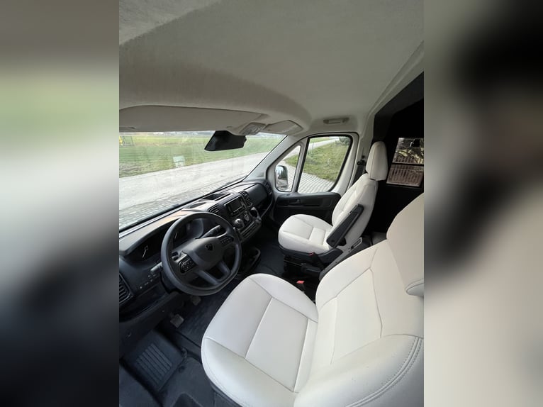 Carrozza Peugeot Boxer 2024, con soli 29.000 km, nuova configurazione, ancora in garanzia