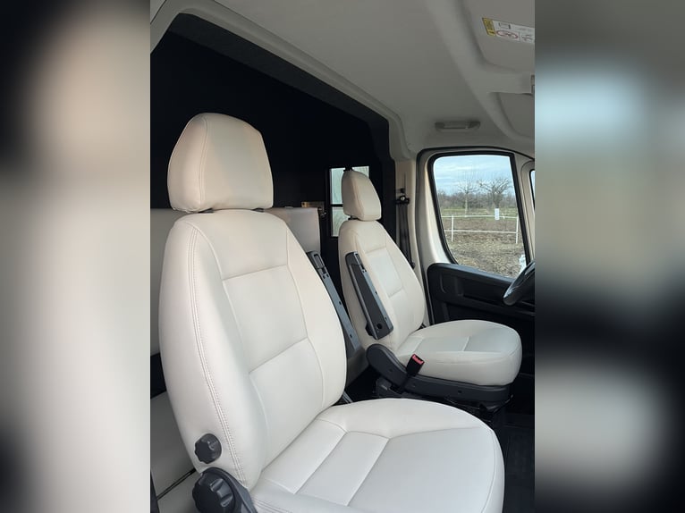 Carrozza Peugeot Boxer 2024, con soli 29.000 km, nuova configurazione, ancora in garanzia