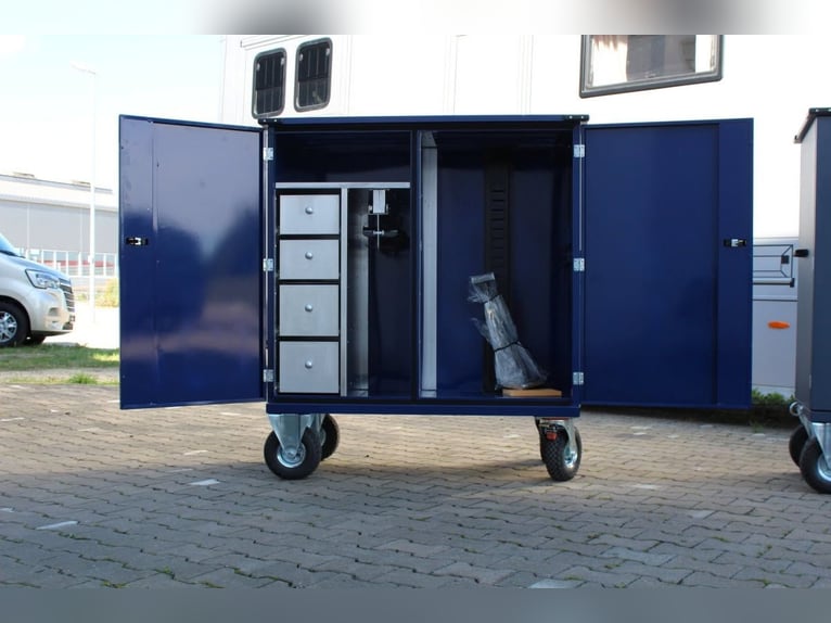 Armadio per selle, armadio per finimenti, trasportino per cavalli, camion e accessori per equini