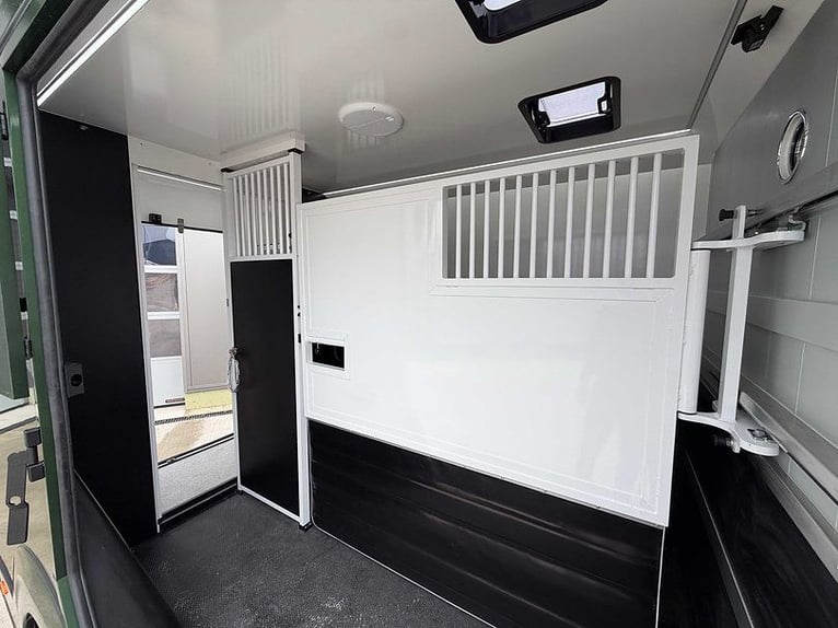 Furgone per trasporto cavalli, 5 posti a sedere, 2 posti letto, cambio automatico, equipaggiamento p