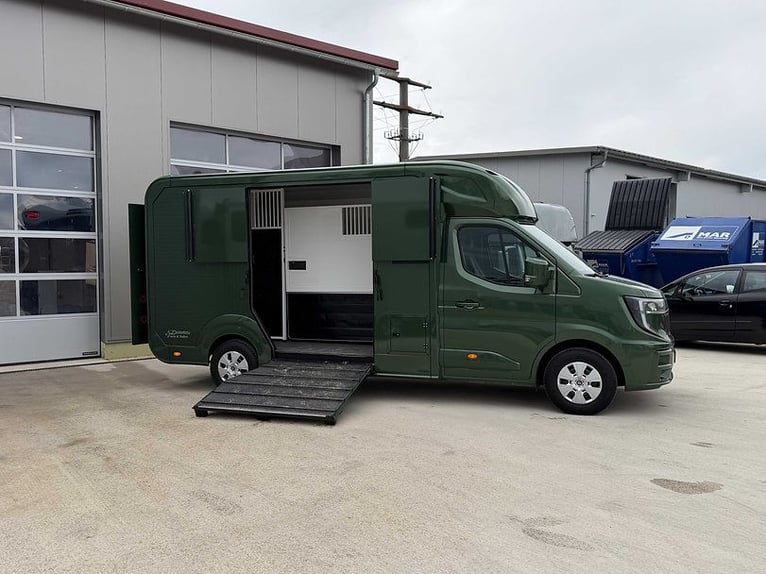 Furgone per trasporto cavalli, 5 posti a sedere, 2 posti letto, cambio automatico, equipaggiamento p