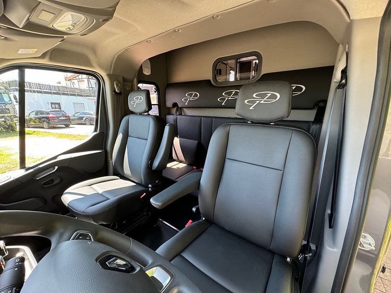 Trasportatore per cavalli con 5 posti e 3 posti letto, Renault Master automatico, adatto a conducent