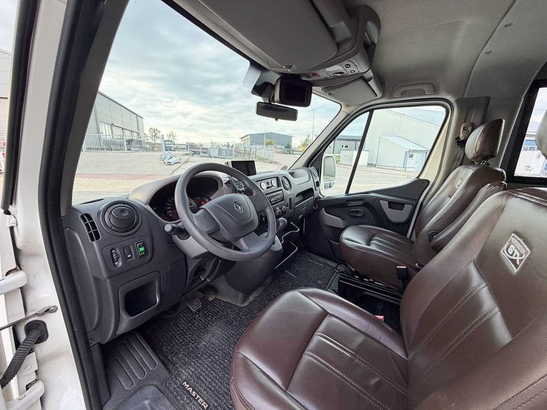 Trasporto cavalli STX a 5 posti, con cambio automatico, autista incluso, trasporto bestiame