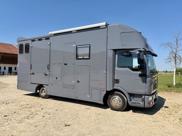 MAN TGL 8.180 camion pour le transport de chevaux, capacité 4 chevaux, cabine résidentielle, boîte a