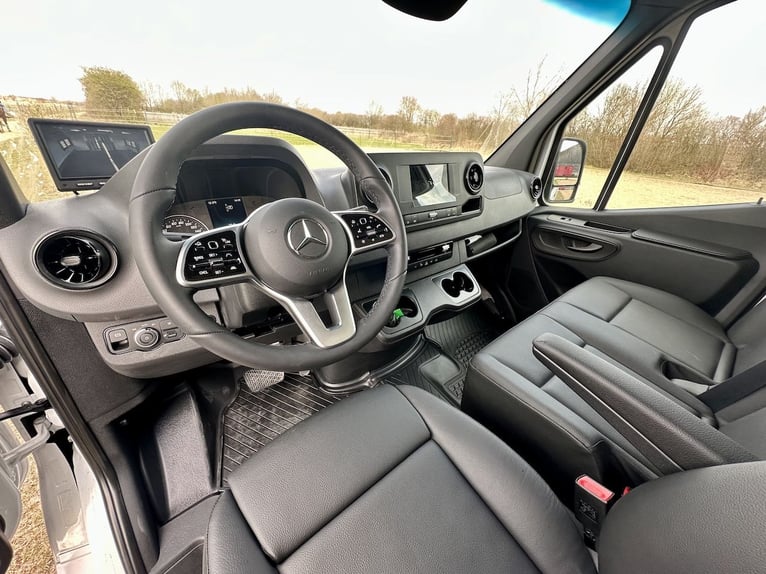 Mercedes-Benz 419 Sprinter 2-Box Stall Transporter RJH Sport 3,5 t camion