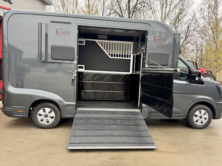Nuovo modello Renault EQUITA trasporto 2 cavalli, veicolo commerciale 3 posti con cambio automatico