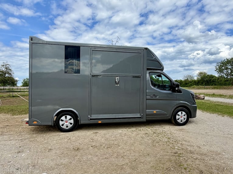 Renault Master RJH Sport Trasportatore per 2 cavalli – nuovo modello con cambio automatico – disponi