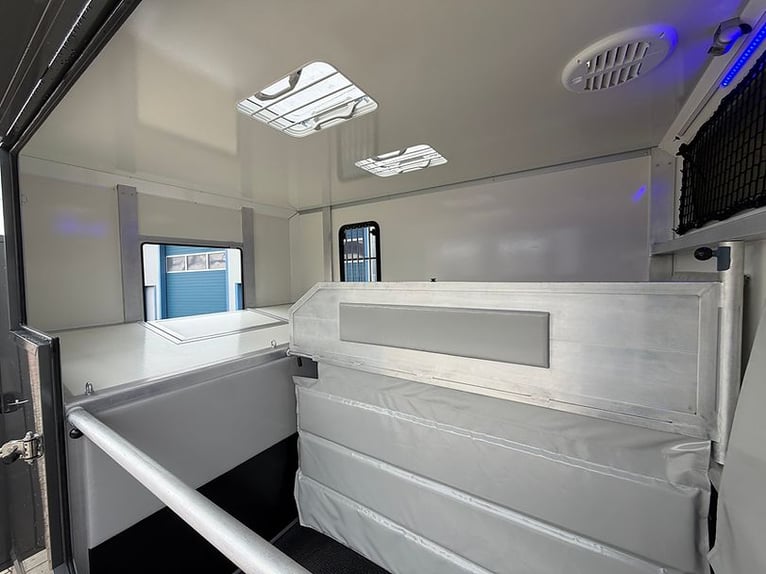 Trasporto cavalli con patente B, veicolo nuovo da 3,5 tonnellate, peso a vuoto 2340 kg!!! Climatizza
