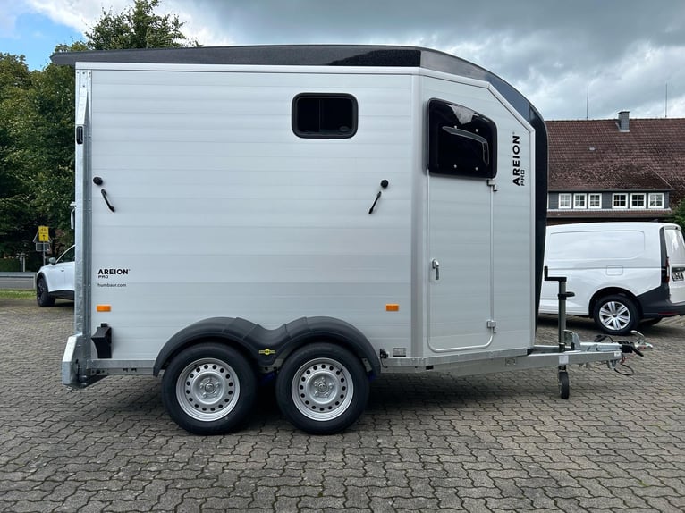 Humbaur Pferdeanhänger Areion Pro 2700 2,7t Sattelkammer 100km/h Black Hecktür schwenkbar