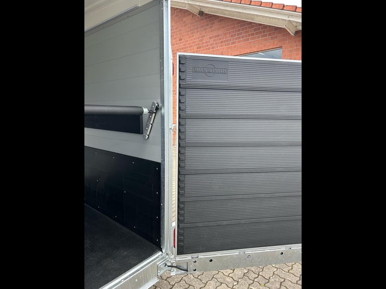 Humbaur Pferdeanhänger Areion Pro 2700 2,7t Sattelkammer 100km/h Black Hecktür schwenkbar