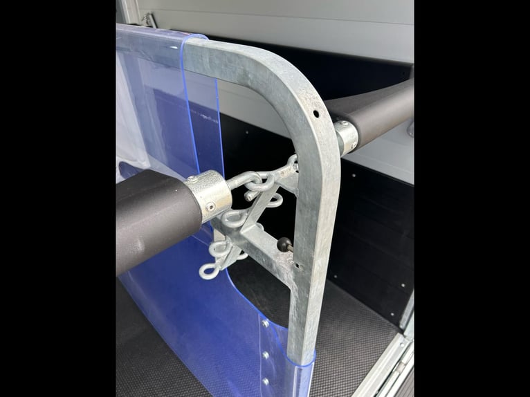 Humbaur Pferdeanhänger Areion Pro 2700 2,7t Sattelkammer 100km/h Black Hecktür schwenkbar