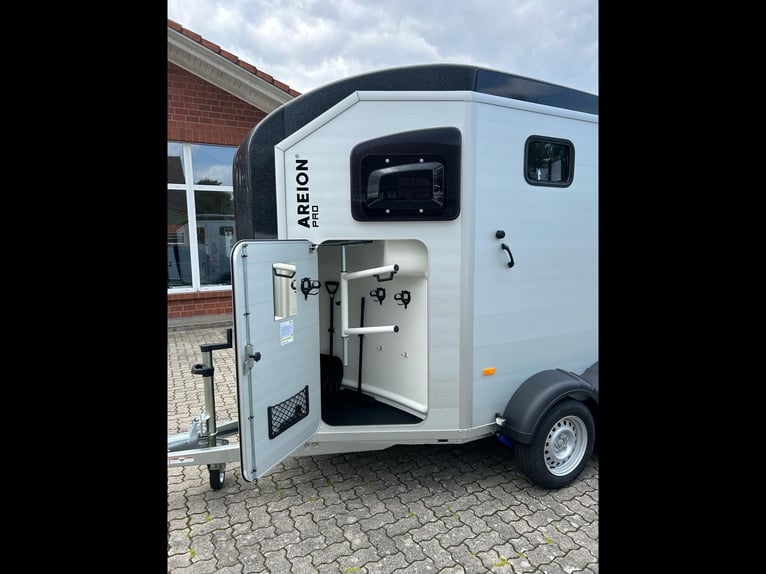 Humbaur Pferdeanhänger Areion Pro 2700 2,7t Sattelkammer 100km/h Black Hecktür schwenkbar