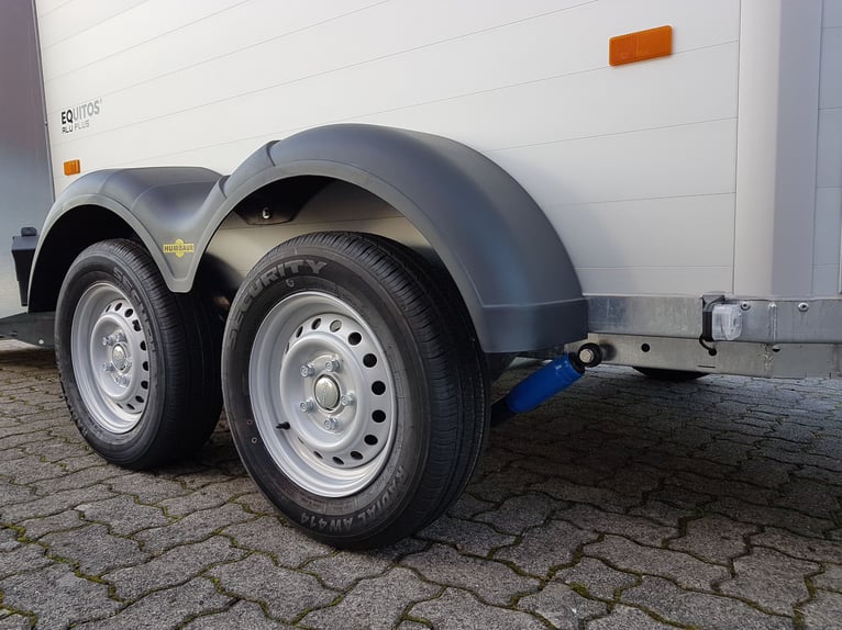 Humbaur Pferdeanhänger Equitos Alu Plus Black 2400 2,4t Sattelkammer 100km/h