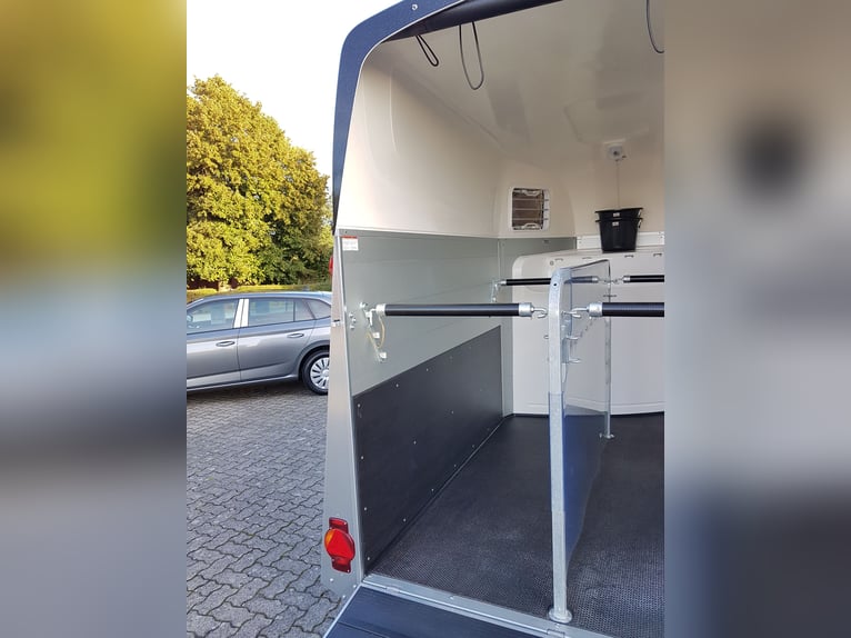 Humbaur Pferdeanhänger Equitos Alu Plus Black 2400 2,4t Sattelkammer 100km/h