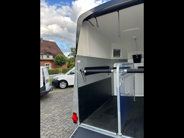Humbaur Pferdeanhänger Xanthos Aero 2400 2,4t Sattelkammer 100km/h Black