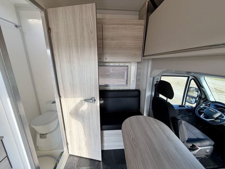 Iveco Daily RJH Sport Pro H2 per 2 cavalli con living, WC e doccia - Veicolo usato, camion