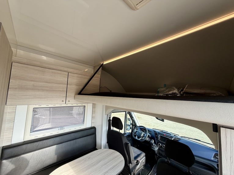 Iveco Daily RJH Sport Pro H2 per 2 cavalli con living, WC e doccia - Veicolo usato, camion