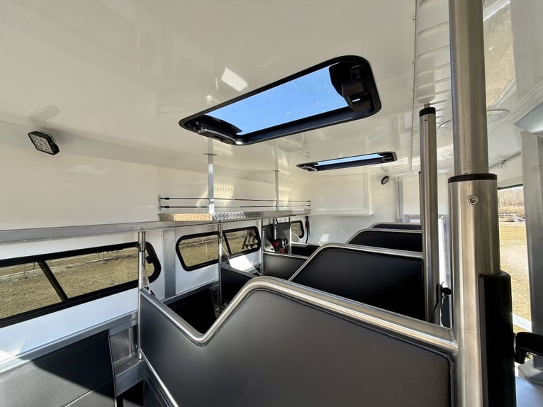 Iveco Eurocargo 160E RJH Ecoline H5 Trasporto animali con sponda scorrevole per 5 cavalli Camion WC