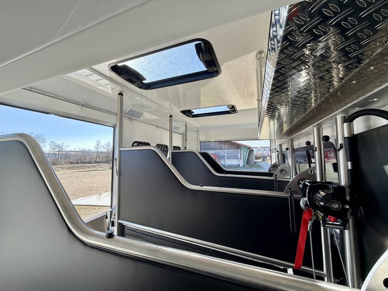 Iveco Eurocargo 160E RJH Ecoline H5 Trasporto animali con sponda scorrevole per 5 cavalli Camion WC