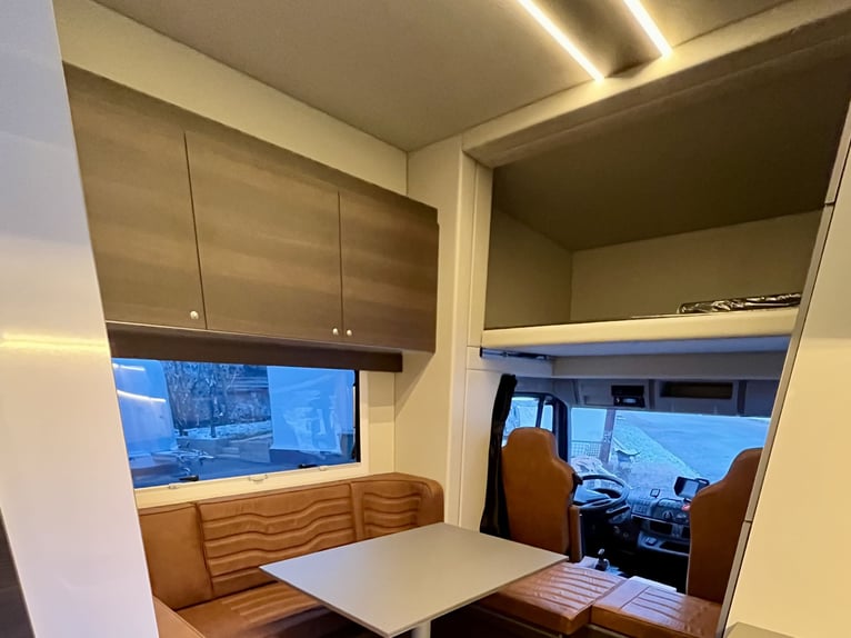 Iveco Eurocargo 80E RJH camion per trasporto cavalli con alloggio, doccia e WC, per 3 cavalli