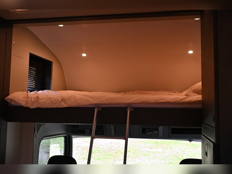 Mercedes Atego di lusso 15/300 – Autocarro per 5 cavalli con sponde a scomparsa e piattaforma elevab