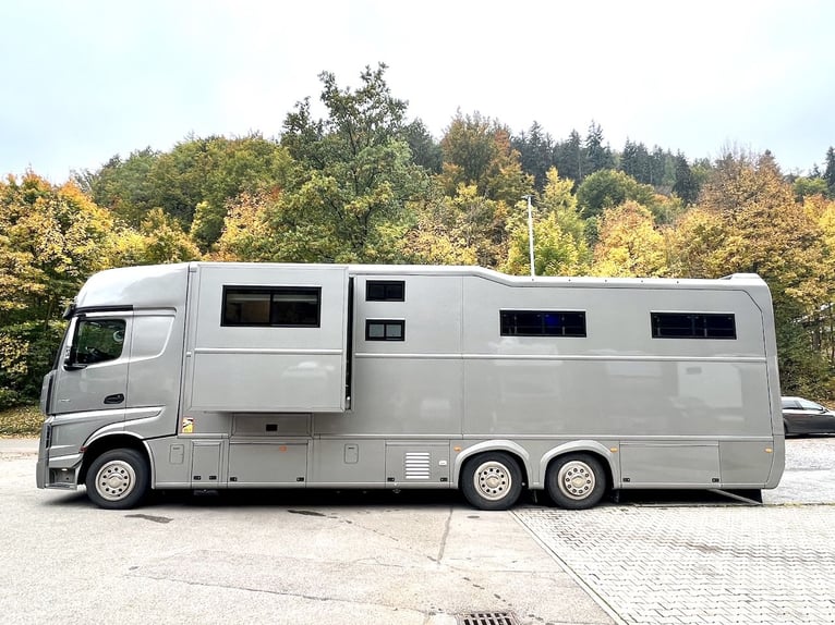 Mercedes-Benz 2551 Trasporto cavalli per 6 cavalli con alloggio, WC estraibile, doccia, camion da 51