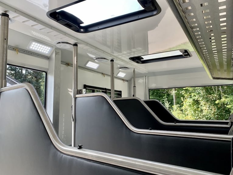 Mercedes-Benz Actros 1835 RJH Exclusive H5 Trasporto cavalli camion nuovo con tetto rialzato e slide