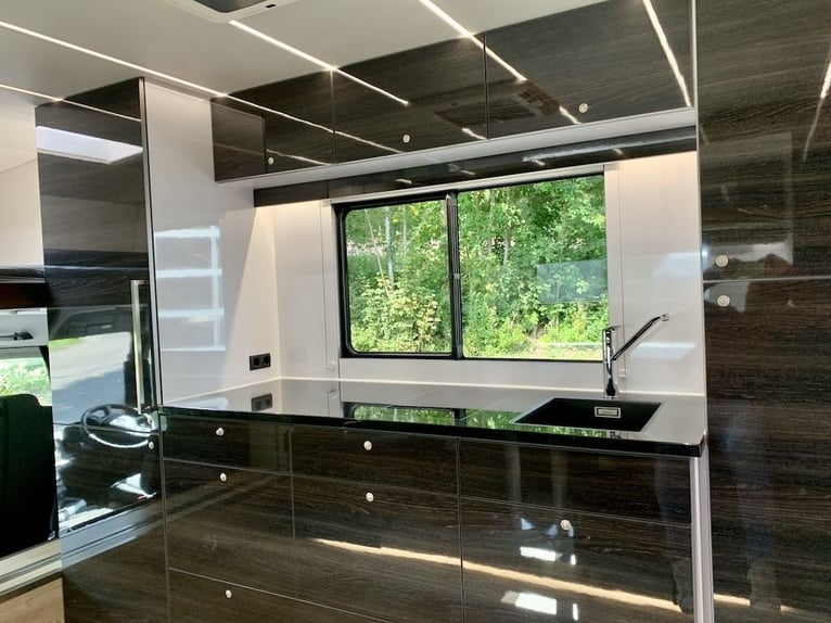 Mercedes-Benz Actros 1835 RJH Exclusive H5 Trasporto cavalli camion nuovo con tetto rialzato e slide