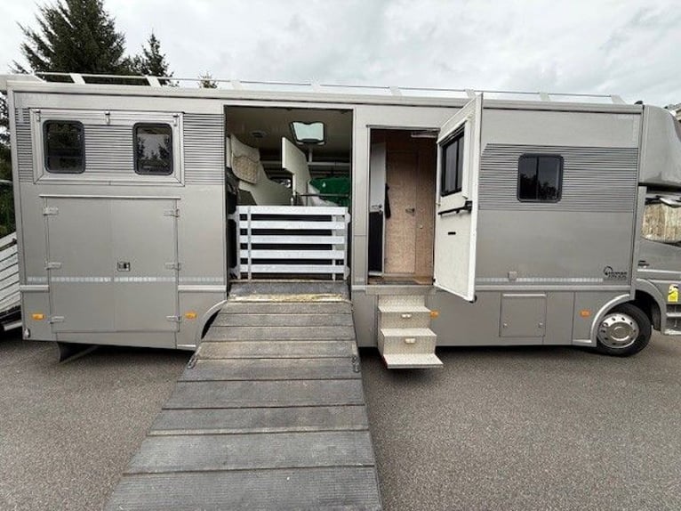 Mercedes-Benz Atego camion per trasporto di cavalli JL Motorhome con pop-out, 4 posti a sedere, capa