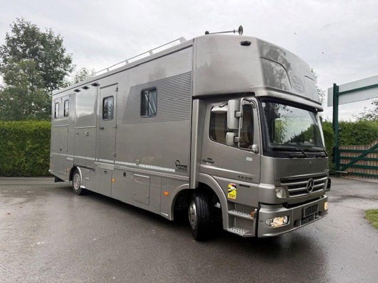 Mercedes-Benz Atego camion per trasporto di cavalli JL Motorhome con pop-out, 4 posti a sedere, capa
