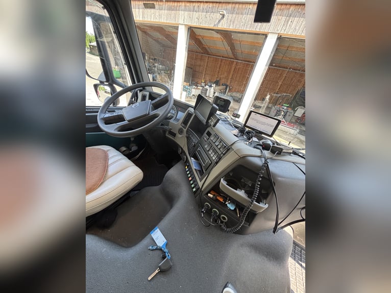 Volvo FM 500 AKX camion per trasporto di cavalli, 8 posti, con cabina abitativa - horse truck