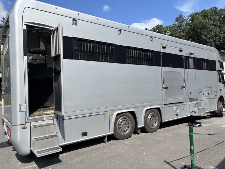Volvo FM 500 AKX camion per trasporto di cavalli, 8 posti, con cabina abitativa - horse truck