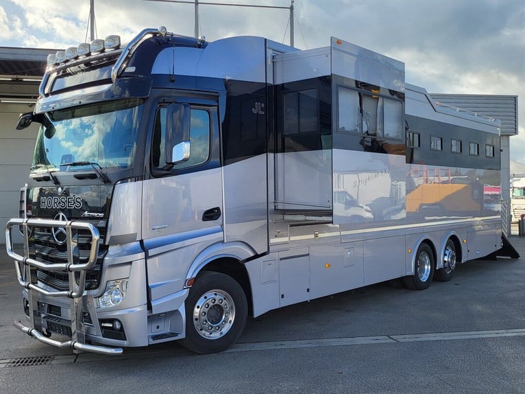 Mercedes-Benz Actros 2551 Horse Truck + Living (2017) —  5–6 horses — 23.236 km — Euro 6