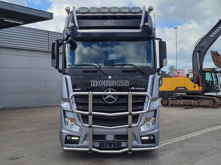 Mercedes-Benz Actros 2551 Horse Truck + Living (2017) —  5–6 horses — 23.236 km — Euro 6