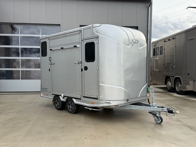 Nuovo rimorchio per 2 cavalli, capacità 2700 kg, equipaggiato per stalloni, con ampia cabina portapa
