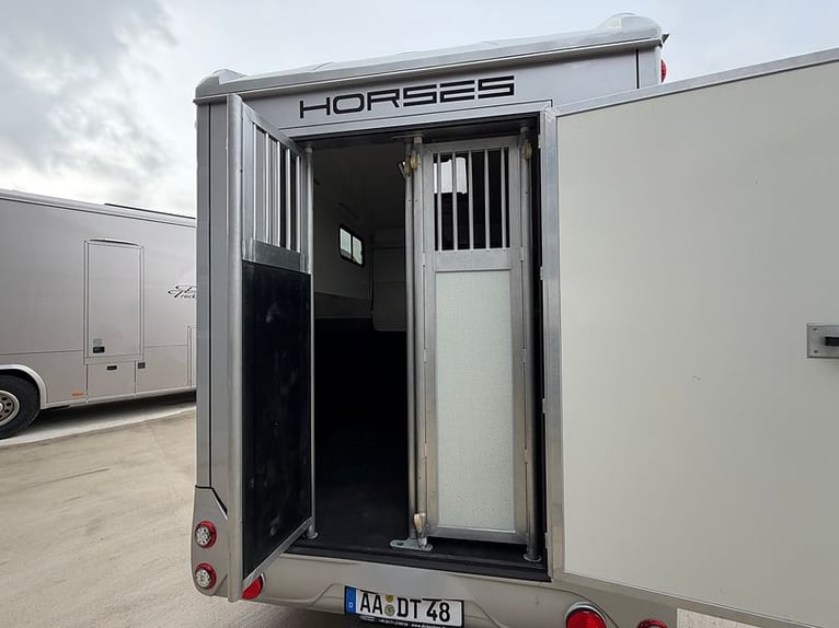 Nuovo rimorchio per 2 cavalli, capacità 2700 kg, equipaggiato per stalloni, con ampia cabina portapa