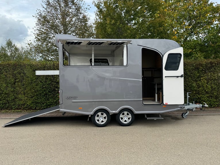 Trasporto cavalli DT Trailer per 2 cavalli con ampio alloggio, 3,5 tonnellate - riscaldamento - senz