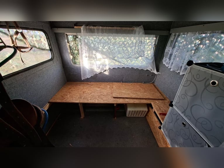 Wohnwagen umgebaut zur Sattelkammer