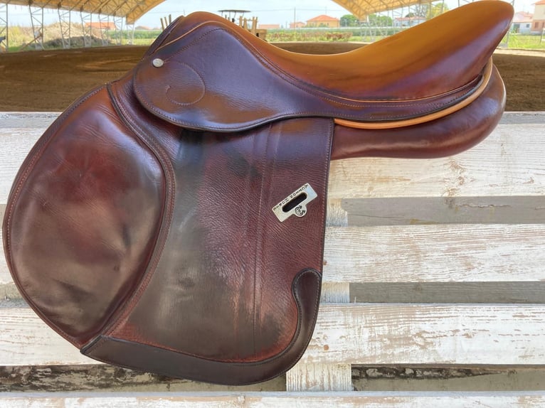 Bellissima Sella Action Horse Modello Decima anno 2023 colore marrone bordata misura 17.5