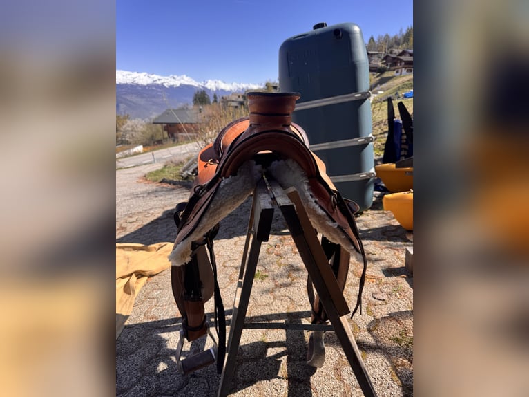Sella da trekking di alta gamma, con bisacce di stile western, come nuova