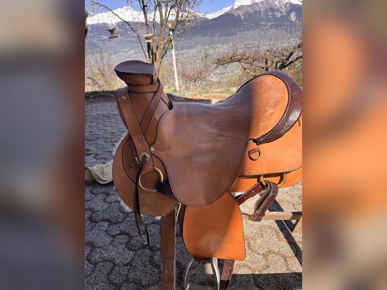 Sella da trekking di alta gamma, con bisacce di stile western, come nuova