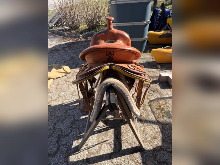 Sella western misura semi-quarter (18 cm di apertura) per il roping. Corno rinforzato.