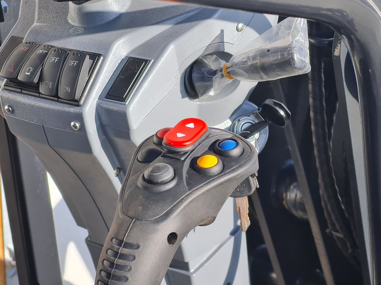 Carrello elevatore elettrico per cortile