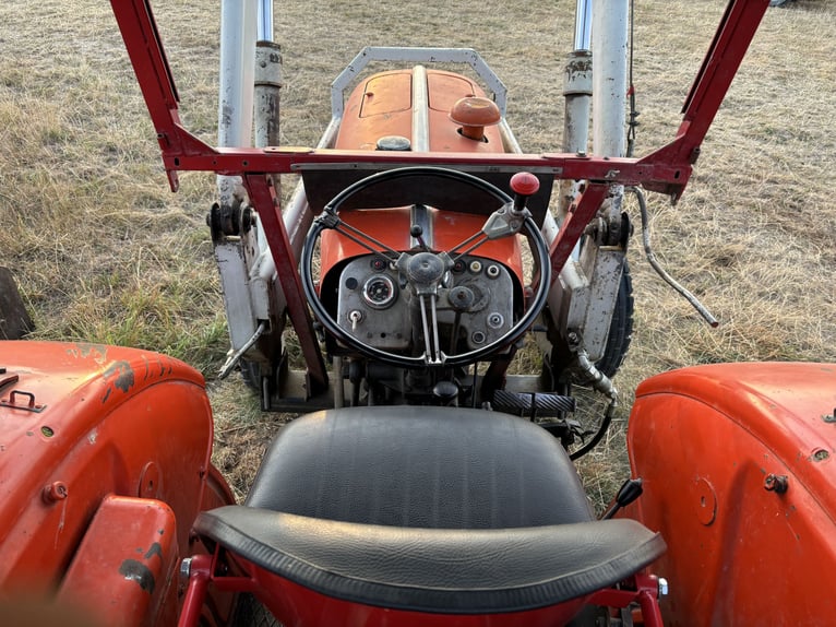 Steyr Traktor T190 mit Schaufel und Mistgabel