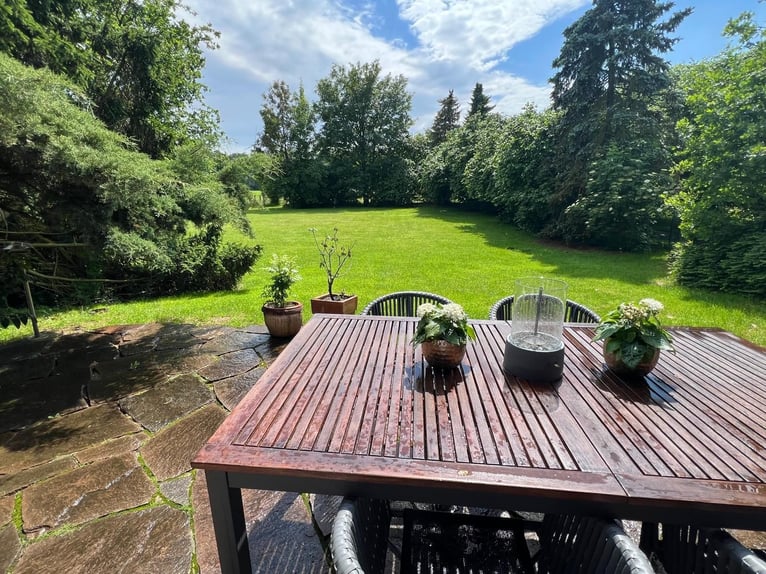 Ampio casale con maneggio, arena e un incantevole giardino all'inglese in posizione isolata