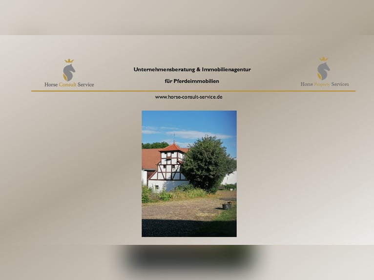 Antico casale con cortile a quattro lati, villa padronale e potenziale per l'allevamento di cavalli