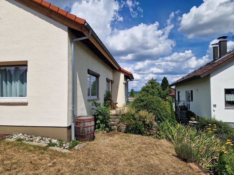 Casa con piccola scuderia aperta