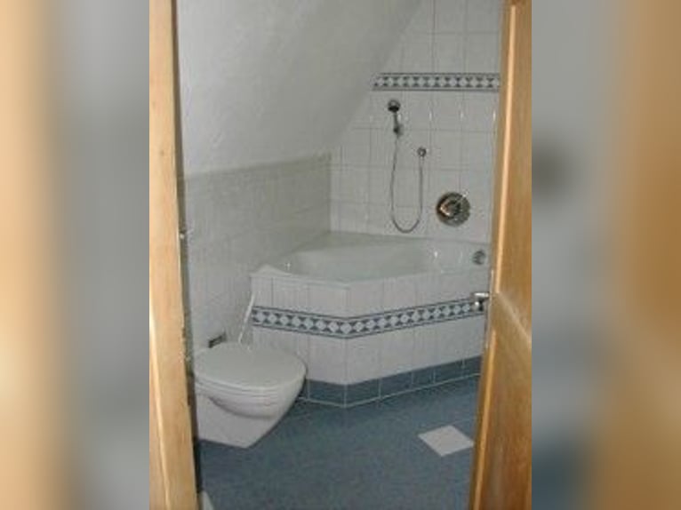 Casa con stalla, round pen e campo da salto in posizione tranquilla ai margini del paese