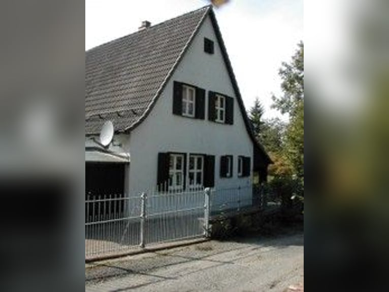 Casa con stalla, round pen e campo da salto in posizione tranquilla ai margini del paese